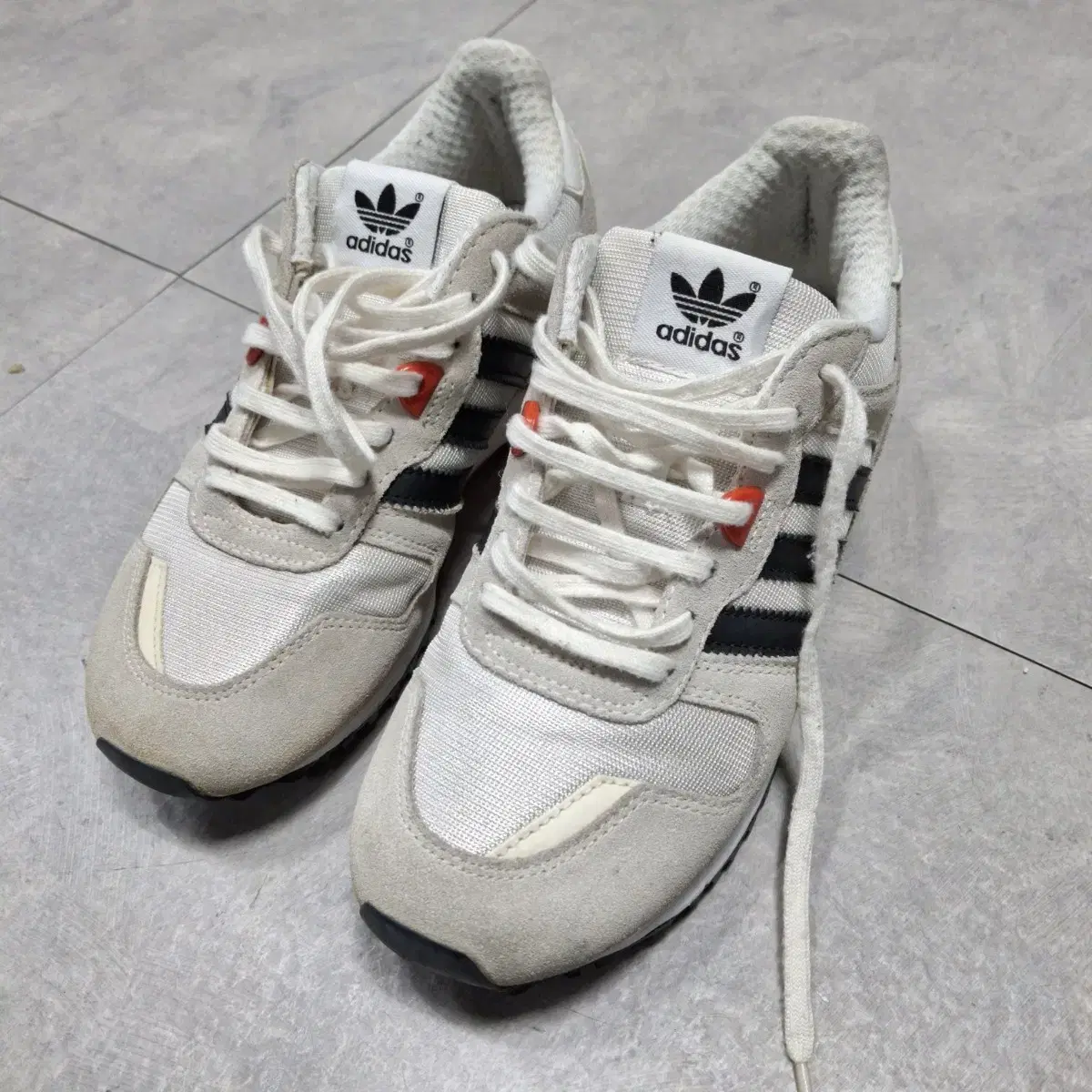 아디다스 ZX 700  회검  런닝화 220